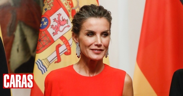 Letizia shines in a long dress in her favorite color at a gala dinner hosted by the German president